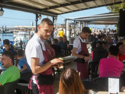 - 29.04.2024. Natakarja v kavarni in sla&scaron;čičarni v Izoli._strežba, gostinstvo, turizem, pomanjkanje turističnih delavcev.- Predlog za prvomajsko čestitko. //FOTO: Bojan Velikonja