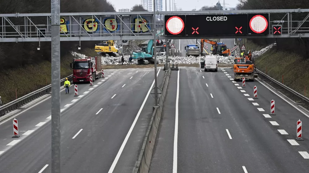 gradbi&scaron;če - simbolična fotografijagradnjaavtocesta avtocestedelavci varnost pri deluzaprta avtocesta31.01.2025 - Nadhod Dravlje - Gotska - ru&scaron;enje nadhodaFoto: Nik Erik Neubauer