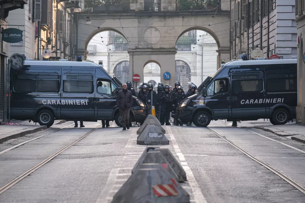 31 January 2026, Italy, Turin: Police officers are deployed during a national demonstration following the eviction of the Askatasuna social center in December 2025, which has established Turin as a key reference point for anarchist, antifascist, and radical left movements. Photo: Elena Vizzoca/SOPA Images via ZUMA Press Wire/dpa
