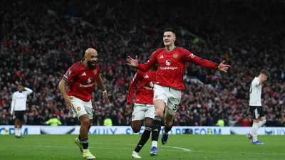 Soccer Football - Premier League - Manchester United v Fulham - Old Trafford, Manchester, Britain - February 1, 2026 Manchester United's Benjamin Sesko celebrates scoring their third goal with Kobbie Mainoo and Bryan Mbeumo REUTERS/Phil Noble EDITORIAL USE ONLY. NO USE WITH UNAUTHORIZED AUDIO, VIDEO, DATA, FIXTURE LISTS, CLUB/LEAGUE LOGOS OR 'LIVE' SERVICES. ONLINE IN-MATCH USE LIMITED TO 120 IMAGES, NO VIDEO EMULATION. NO USE IN BETTING, GAMES OR SINGLE CLUB/LEAGUE/PLAYER PUBLICATIONS. PLEASE CONTACT YOUR ACCOUNT REPRESENTATIVE FOR FURTHER DETAILS..