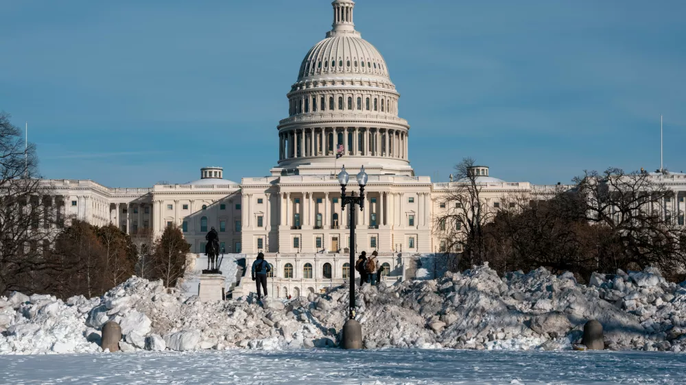01 February 2026, US, Washington: Snow is piled up near the Reflecting Pool by the US Capitol as sub-freezing temperatures continue. Photo: Andrew Leyden/ZUMA Press Wire/dpa