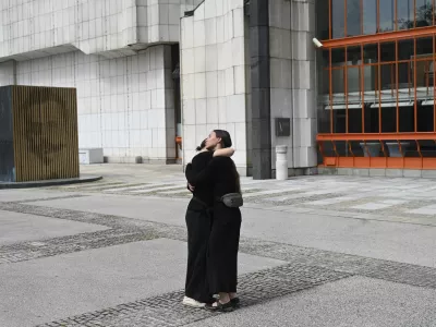 08.07.2024 - Anja Mejač in Liza &Scaron;imenc, plesna intervencija Objem.FOTO: Nik Erik Neubauer