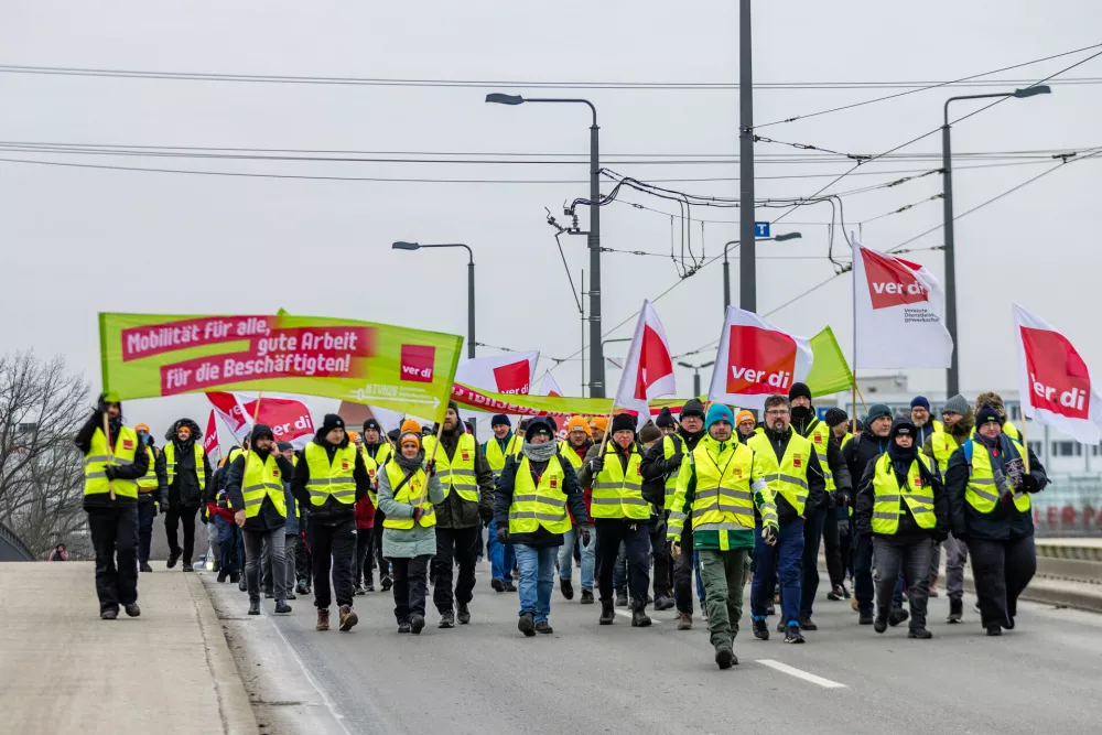 02 February 2026, Brandenburg, Cottbus: Employees of regional transport companies in southern Brandenburg walk along their demonstration route. The trade union Verdi has called for warning strikes at municipal transport companies in almost all federal states on Monday as part of parallel wage negotiations. Photo: Frank Hammerschmidt/dpa