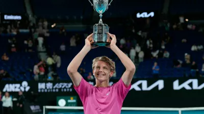 Ziga Sesko of Slovenia holds his trophy aloft after defeating Keaton Hance of the U.S. in the boy's singles final at the Australian Open tennis championship in Melbourne, Australia, Sunday, Feb. 1, 2026. (AP Photo/Dar Yasin) / Foto: Dar Yasin