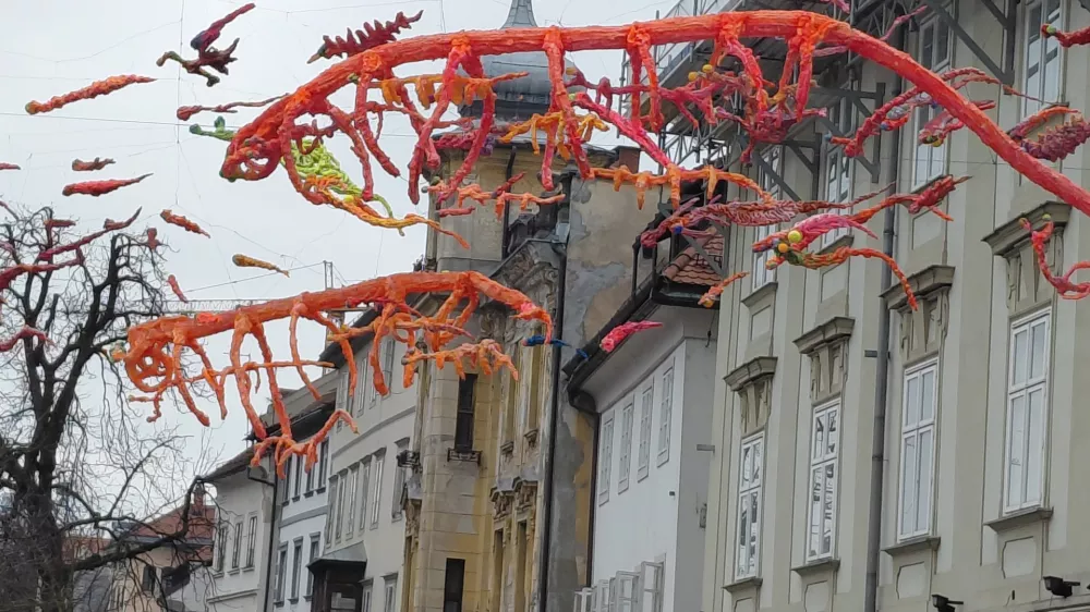 Zakaj so po Ljubljani obe&scaron;ene pisane skulpture?