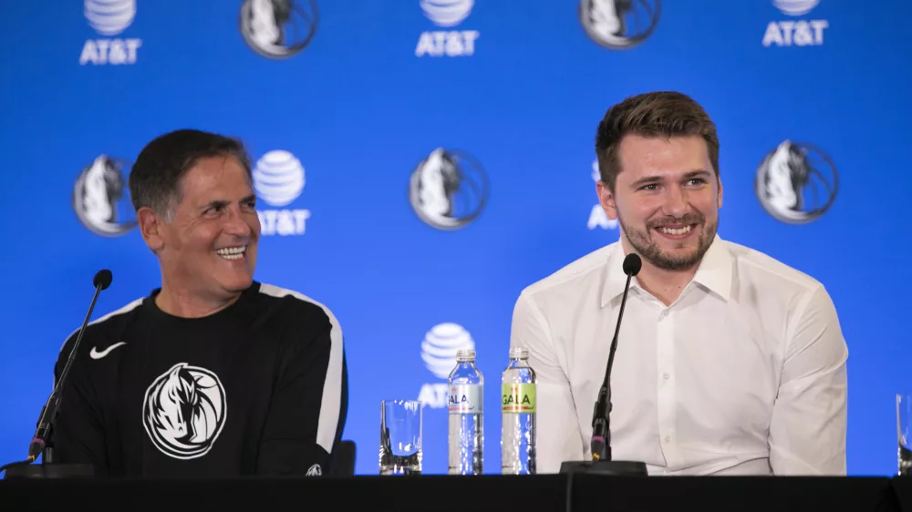 lastnik mo&scaron;tva v ligi NBA Dallas Mavericks Mark Cuban, Luka Dončić- 10.08.2021 - novinarska konferenca Luke Dončića in vodstva ameri&scaron;ke ekipe Dallas Mavericks ob podpisu nove petletne pogodbe v vrednosti 207 milijonov dolarjev za sezono 2022/23, //FOTO: Matjaž Ru&scaron;t