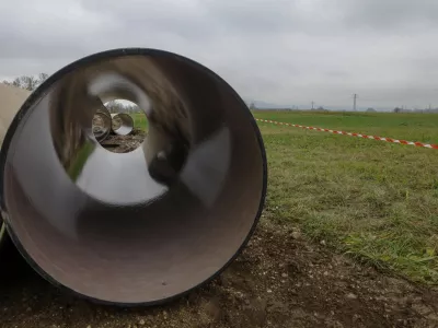 - 25.11.2019 - Povezovalni kanalizacijski kanal C0 - gradnja kanalizacijskega omrežja in povezovalnega kanalizacijskega kanala v Mestni občini Ljubljana - projekt odvajanja in či&scaron;čenja odpadne vode na območju občin Vodice in Medvode kanalizacija -   //FOTO: Luka Cjuha..