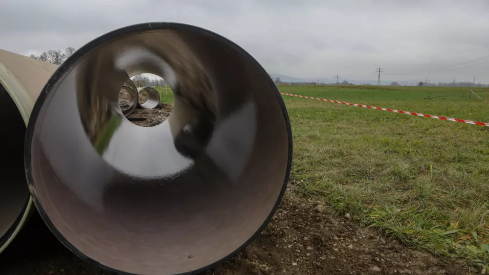 - 25.11.2019 - Povezovalni kanalizacijski kanal C0 - gradnja kanalizacijskega omrežja in povezovalnega kanalizacijskega kanala v Mestni občini Ljubljana - projekt odvajanja in či&scaron;čenja odpadne vode na območju občin Vodice in Medvode kanalizacija -   //FOTO: Luka Cjuha..