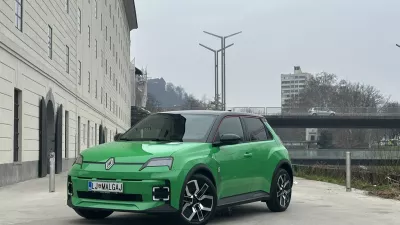 Renault 5 obliko nezgre&scaron;ljivo povzema po istoimenskem avtomobili iz prej&scaron;njega stoletja. 