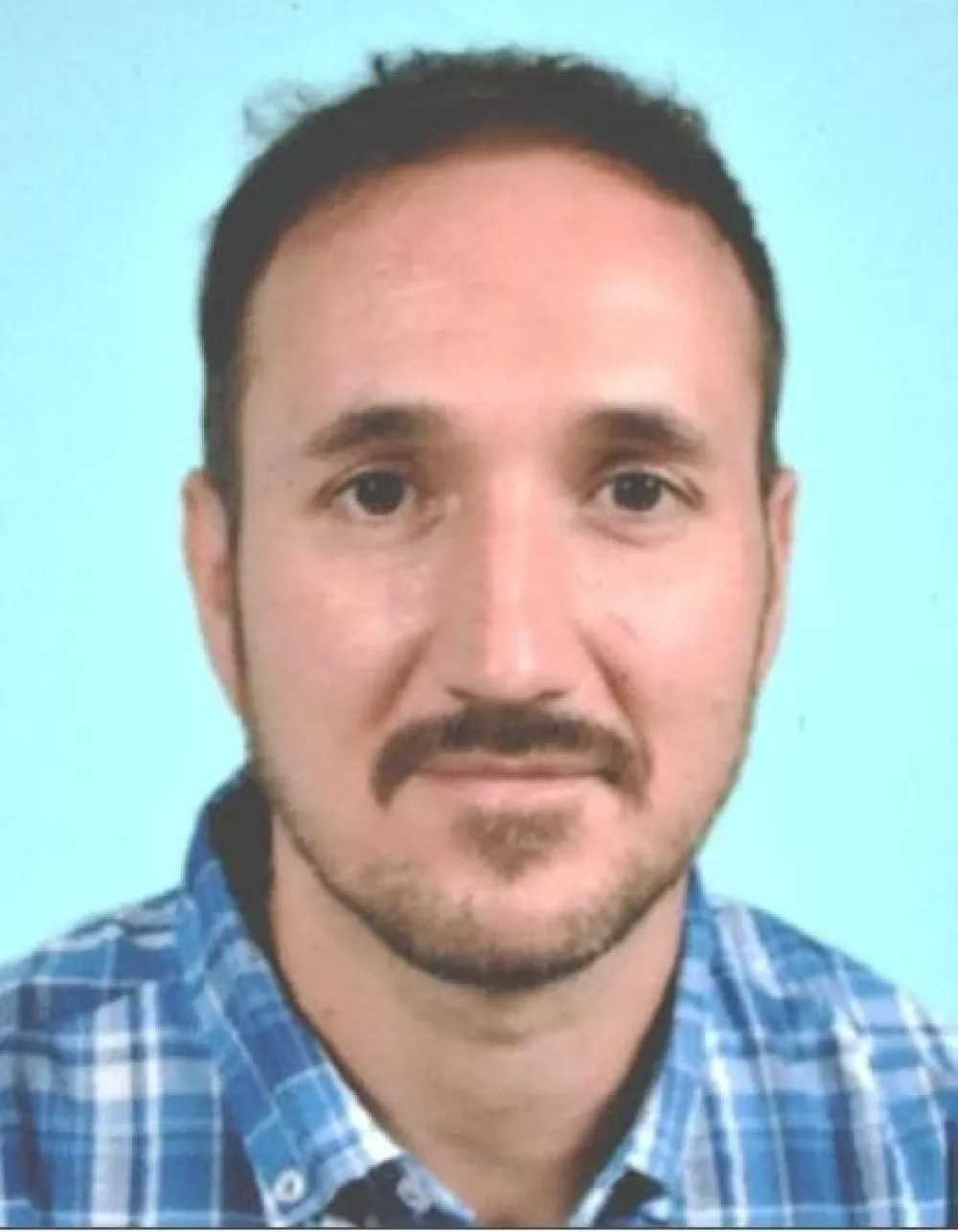 Novo mesto.Iskana oseba Borislav Bojanic, star 44 let, visok je okoli 185 centimetrov in je srednje postave. Ko je odsel od doma v Bojancih je bil oblecen v hlace temno zelene barve. Po do sedaj znanih podatkih je oseba nepredvidljiva in bi zato lahko bil nevaren. Policisti pozivajo vse, ki bi ga opazili, da se mu ne priblizujejo, ampak o tem takoj obvestijo policiste na stevilko 113. Foto: PU Novo mesto