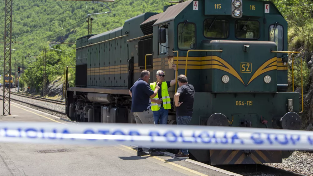 - lokomotiva SŽ - Slovenske železnice - 27.06.2019 &ndash; Dol pri Hrastovljah - Železni&scaron;ka nesreča v predoru Hrastovlje na železni&scaron;ki progi proti Kopru, kjer je od kompozicije 18 vagonov tovornega vlaka iztirilo &scaron;est vagonov, ki je prevažal kerozin v Munchen pri čemer je pri eni cesterni pri&scaron;lo do izlitja okoli 10.000 litrov kerozina in ogrozilo izvir reke Rižane  //FOTO: Matjaž Ru&scaron;t