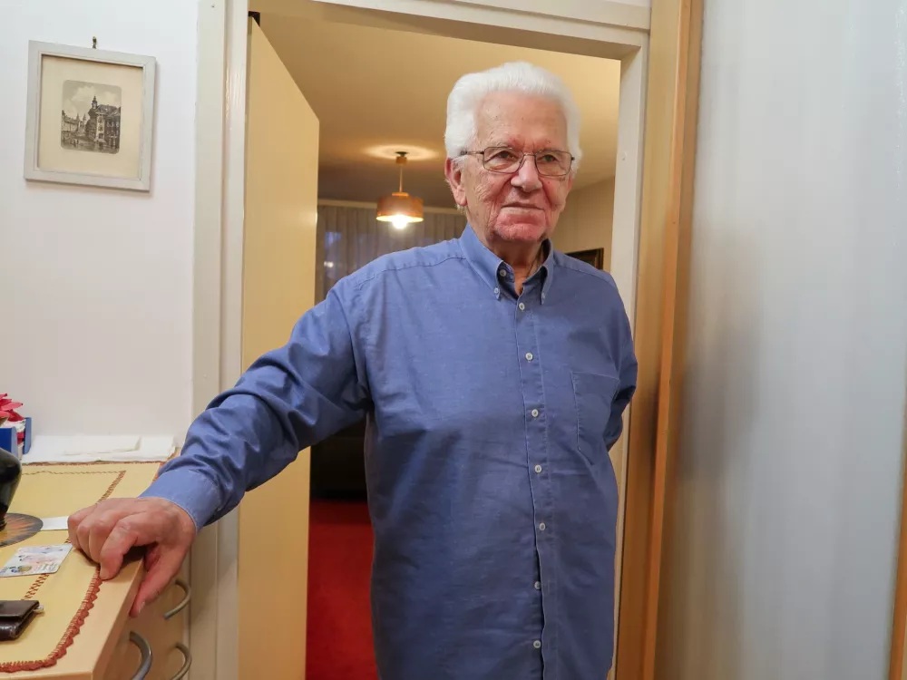 Janez Žmavc, ukradeni otrok, letnik 1932, kasnej&scaron;i profesor na Fakulteti za gradbeni&scaron;tvo in geodezijo, snovalec predpisov o cestah / Foto: Nata&scaron;a Bucik Ozebek