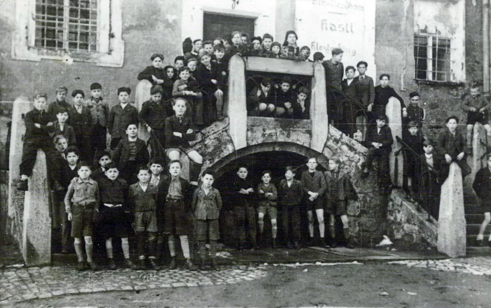 Foto 3, III. Pano / Ukradeni otroci v tabori&scaron;ču Kastl. / Foto: Muzej Novej&scaron;e Zgodovine Celje