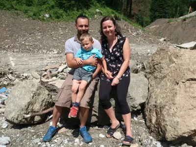 Mladi družinici Breznik - Krajnc je plaz avgusta 2023 dobesedno odnesel hi&scaron;o. Ko smo jih obiskali junija 2024, so upali, da se bodo lahko v novi dom vselili konec leta 2025, a so od tega cilje &scaron;e zelo oddaljeni. / Foto: Tatjana Pihlar