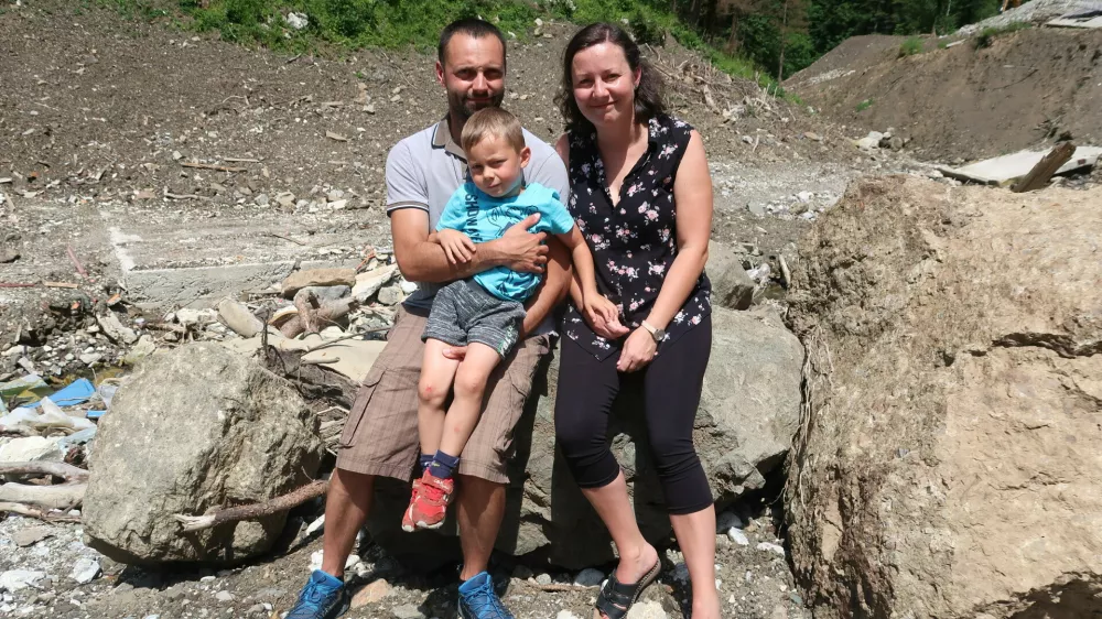 Mladi družinici Breznik - Krajnc je plaz avgusta 2023 dobesedno odnesel hi&scaron;o. Ko smo jih obiskali junija 2024, so upali, da se bodo lahko v novi dom vselili konec leta 2025, a so od tega cilje &scaron;e zelo oddaljeni. / Foto: Tatjana Pihlar