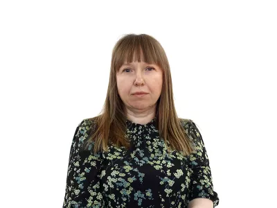 Nina KnavsZA ONLINE - Redakcija Dnevnik 2024 - portreti za komentarje in kolumne - kolumnisti - komentatorji &ndash; novinarji - portret //FOTO: Luka Cjuha