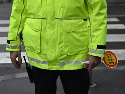 - preizkus alkoholiziranosti - alkotest, alkohol v prometu, policija, policijski lopar stop  - 06.12.2022 - policisti Postaje prometne policije Ljubljana vr&scaron;ili postopke preizkusov alkoholiziranosti voznikov v prometu na Kotnikovi ulici pred poslopjem Agencije za varnost prometa - //FOTO: Nik Erik Neubauer