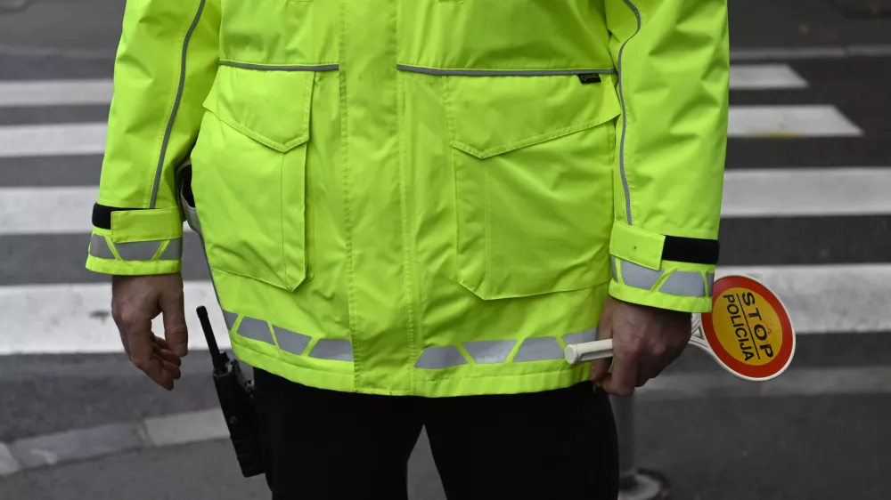 - preizkus alkoholiziranosti - alkotest, alkohol v prometu, policija, policijski lopar stop  - 06.12.2022 - policisti Postaje prometne policije Ljubljana vr&scaron;ili postopke preizkusov alkoholiziranosti voznikov v prometu na Kotnikovi ulici pred poslopjem Agencije za varnost prometa - //FOTO: Nik Erik Neubauer