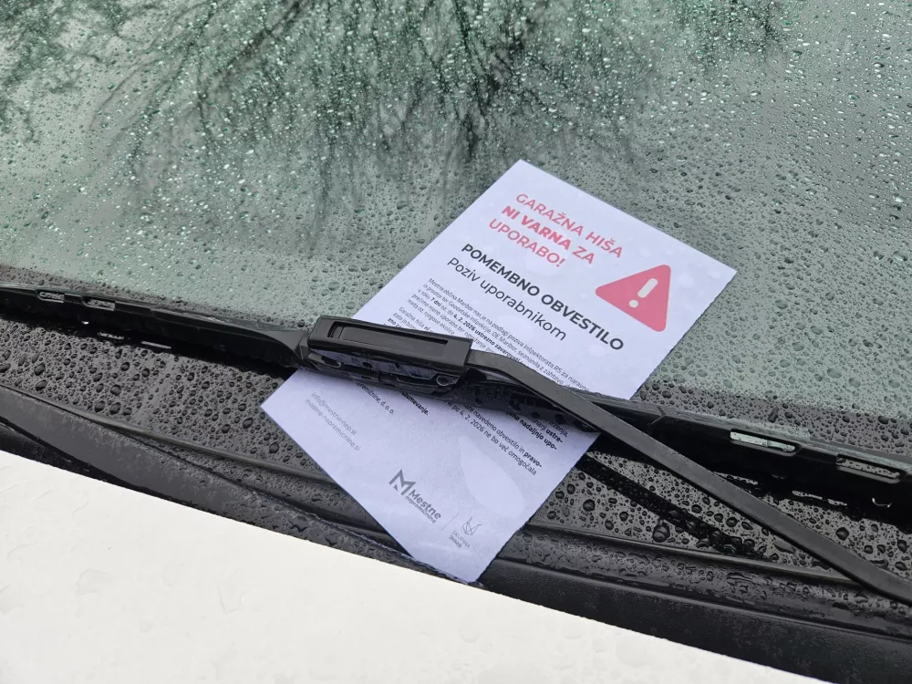 Maribor.Obvestilo o zaprtju garazne hise ob Ulici pohorskega odreda.