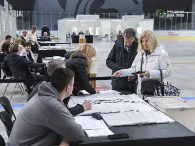 - 07.05. 2025 - predčasne volitve - referendum - voli&scaron;če Omnia//FOTO: Jaka Gasar