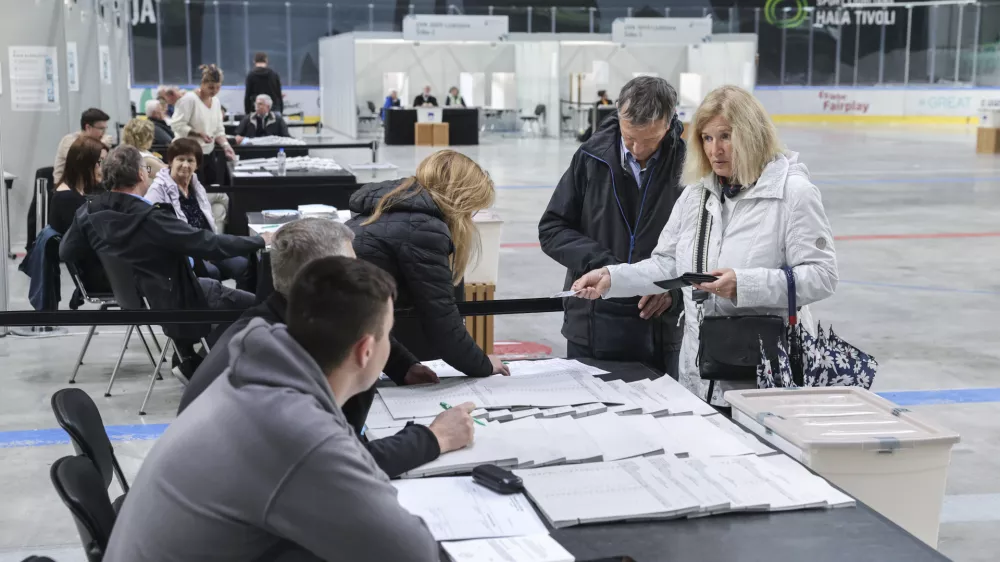 - 07.05. 2025 - predčasne volitve - referendum - voli&scaron;če Omnia//FOTO: Jaka Gasar