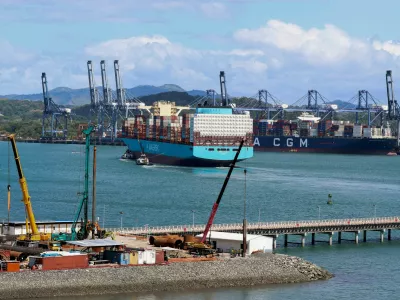 FILE PHOTO: A container ship Maersk El Alto is guided by tugboats at Panama Ports Company (PPC), after Panama's Supreme Court annulled key port contracts held by the Hong Kong‑based CK Hutchison&ndash;owned firm, leaving the future of some Panama Canal operations uncertain, in Panama City, Panama, January 30, 2026. REUTERS/Aris Martinez//File Photo