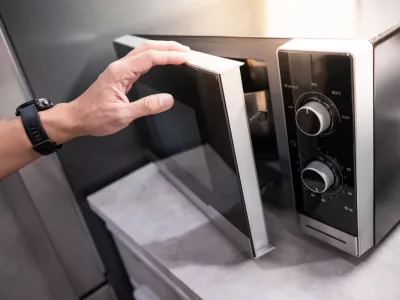 Mikrovalovna pečica preprečuje &scaron;irjenje signalov.