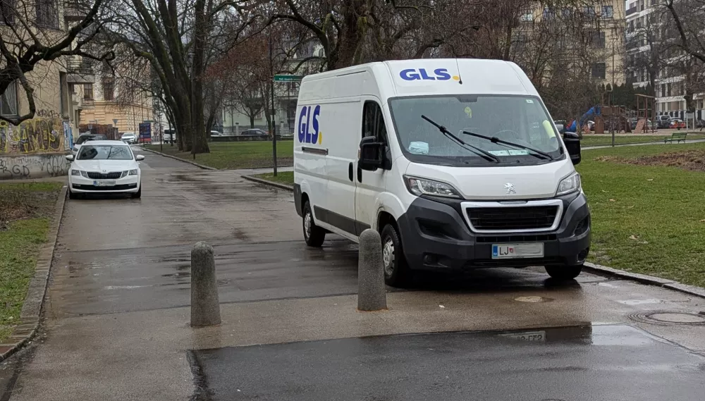 Morda je bila tukaj res nekoč cesta. Nekoč.