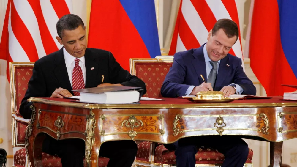 FILE PHOTO: U.S. President Barack Obama (L) and Russian President Dmitry Medvedev sign the new Strategic Arms Reduction Treaty (START II) at Prague Castle in Prague April 8, 2010.   REUTERS/Jason Reed//File Photo