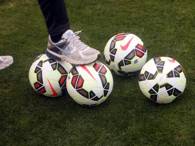 nogometna žoga - 01.09.2014 -  Nogometna zveza Slovenije (NZS) - nogometna reprezentanca na pripravah v Lescah za prvo kvalifikacijsko tekmo za evropsko prvenstvo Euro 2016 v Tallinnu proti Estoniji. trening//FOTO: Tomaž Skale