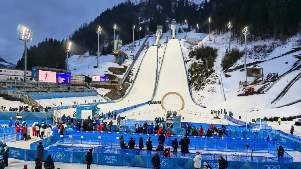 Skakalni center v Predazzu je odlično pripravljen, a se po manj&scaron;ih tribunah ob skakalnici vidi, da Italijane skoki ne zanimajo. 