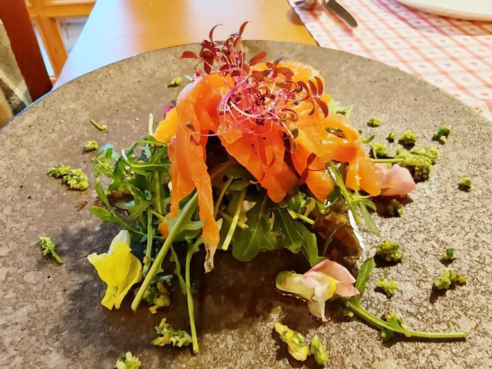 Dimljena postrv, Gosti&scaron;če Tulipan