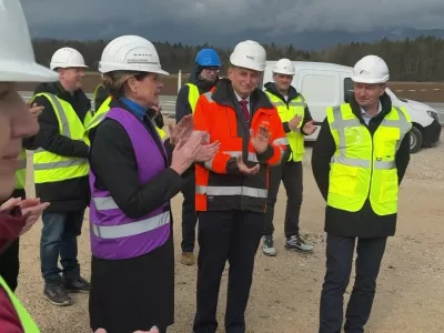 Alenka Bratu&scaron;ek ima edina vijolično gradbeno uniformo. Ostali, največkrat rumeno.   