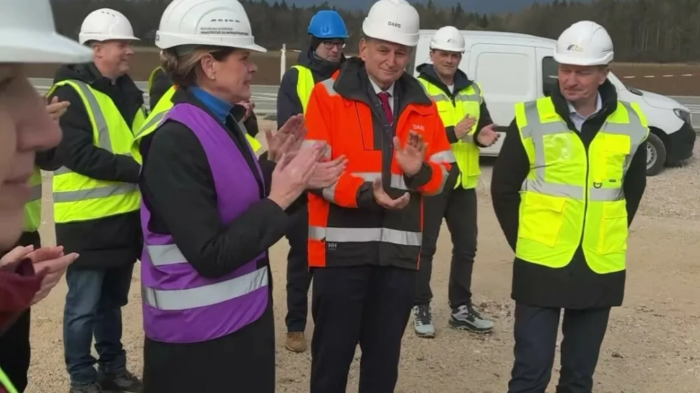 Alenka Bratu&scaron;ek ima edina vijolično gradbeno uniformo. Ostali, največkrat rumeno.   