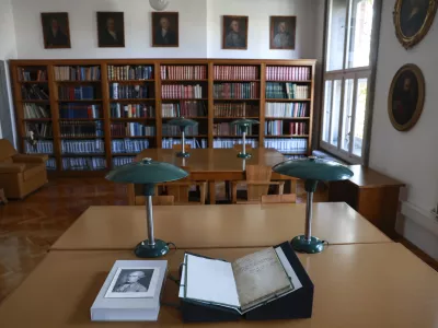 - 17.11.2023 &ndash; Narodna in univerzitetna knjižnica NUK - dnevnik staroavstrijskega diplomata, grofa Janeza Filipa Cobenzla (1741&ndash;1810), ki je nastal med politično-diplomatsko misijo, na kateri je leta 1777 spremljal cesarja Jožefa II. v Pariz in Versailles.  //FOTO: Jaka Gasar