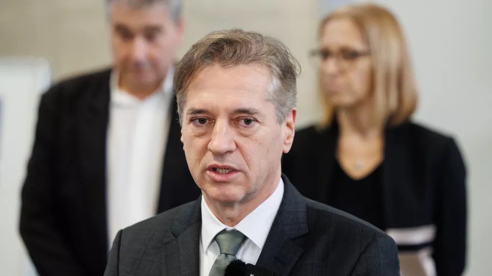 Slovenj Gradec, SB Slovenj Gradec.Izjava za medije po obisku Splosne bolnisnice Slovenj Gradec v okviru vladnega obiska v koroski regiji.Predsednik vlade Robert Golob.