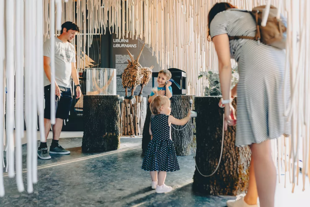 Samo ime DUBoak je nastalo kot nekak&scaron;na besedna igra, kombinacija lokalne &raquo;duba&scaron;ljanske&laquo; besede dub, ki tako poimenuje hrast &raquo;medunac&laquo; (quercus pubescens oz. po slovensko puhasti hrast), in besede oak, ki pomeni isto v angle&scaron;čini, jeziku, ki je v zadnjih 100 letih postal (evropski) lingua franca. / Foto: Fran Karabaić