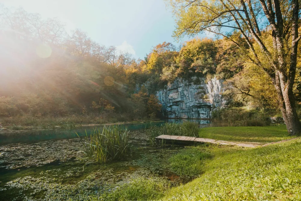Pot s kolesom po Beli krajini vas popelje do naravnih biserov, kot je smaragdni izvir reke Krupe pri Semiču. / Foto: Szm