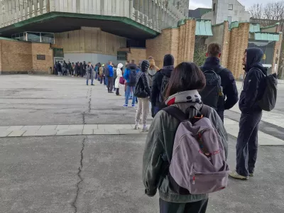 Zunaj stali v vrsti: &Scaron;tudenti spet opozarjajo na gnečo v knjižnicah