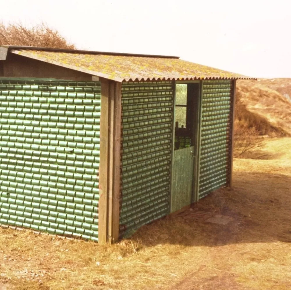 Hi&scaron;a, sestavljena iz Heinekenovih steklenic.