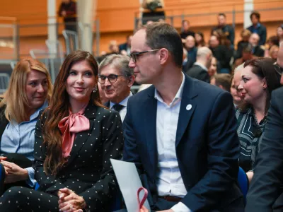 Logatec, sportna dvorana.Konvencija stranke Demokrati. Anzeta Logarja, na kateri so predstavili kandidatke in kandidate stranke za drzavnozborske volitve.Podpredsednica stranke Eva Irgl in predsednik stranke Anze Logar.Foto: STA