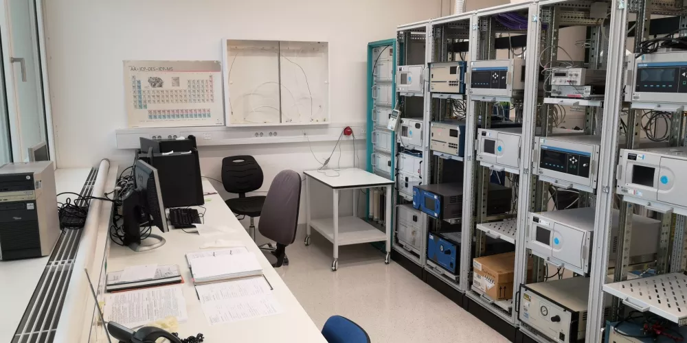 Delovno okolje, v katerem je polno različnih aparatur. / Foto: Arfso