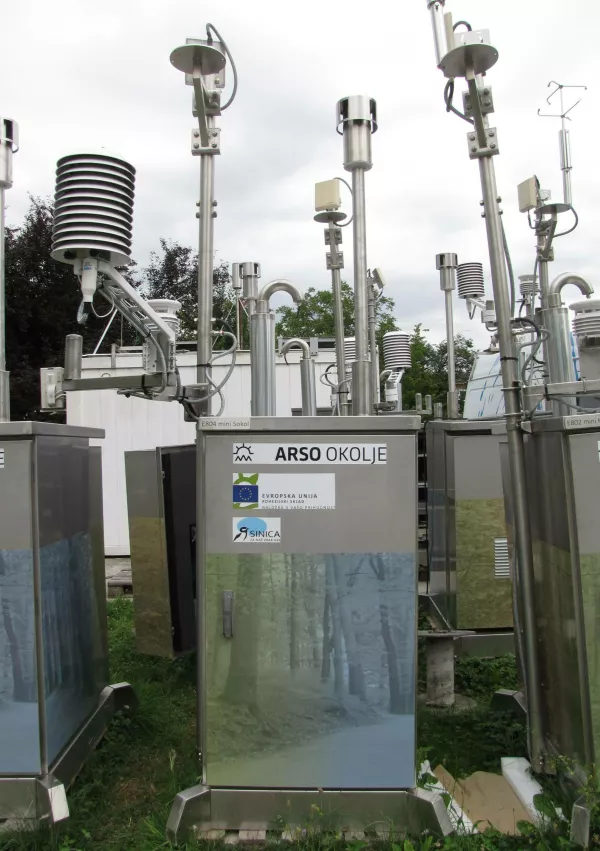 Eden od kontejnerjev, v kateri so merilne naprave za spremljanje onesnaženosti zraka. / Foto: Arso