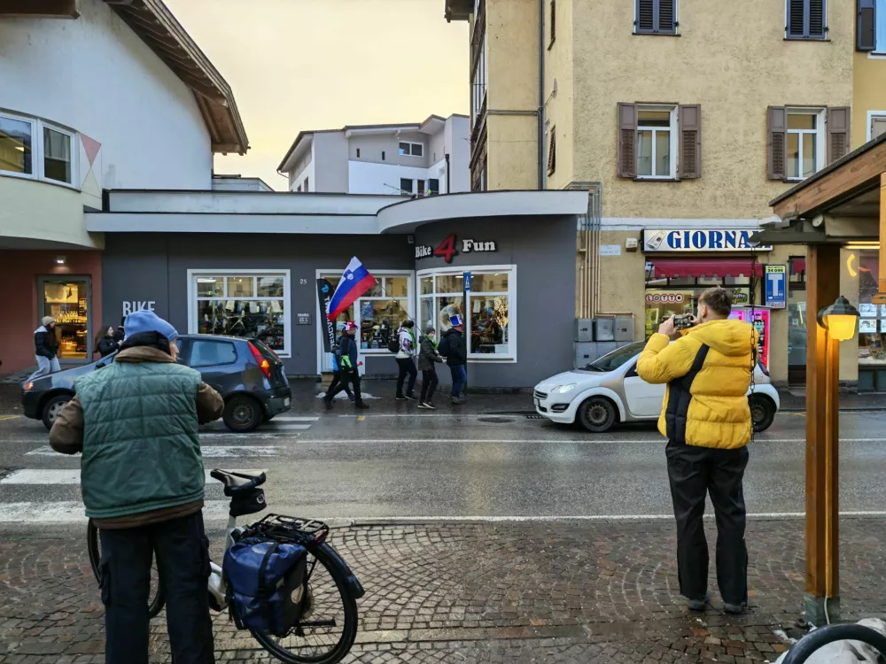 Slovenski navijači v Predazzu pred prvo skakalno tekmo, na kateri se bo Nika Prevc borila za prvo zlato medaljo. 