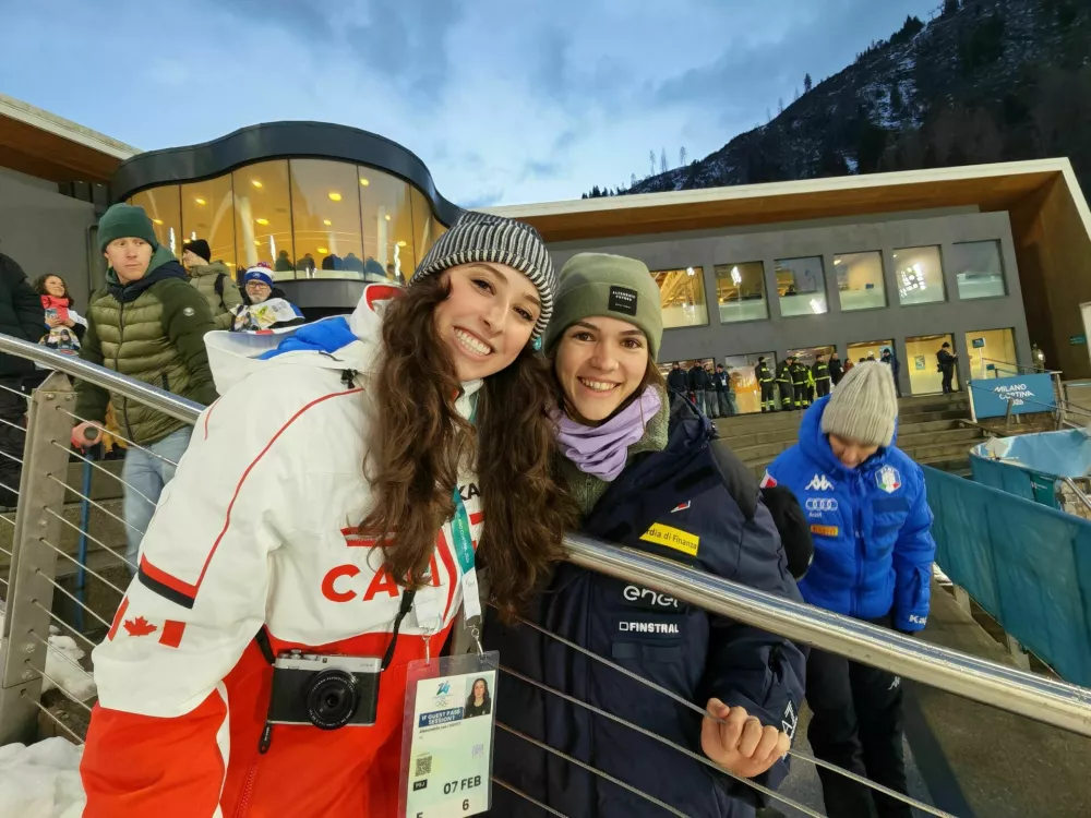 Po&scaron;kodovani skakalki Alexandria Loutitt in Lara Malsiner sta na olimpijske igre pri&scaron;li podpreti svoje sotekmovalke.