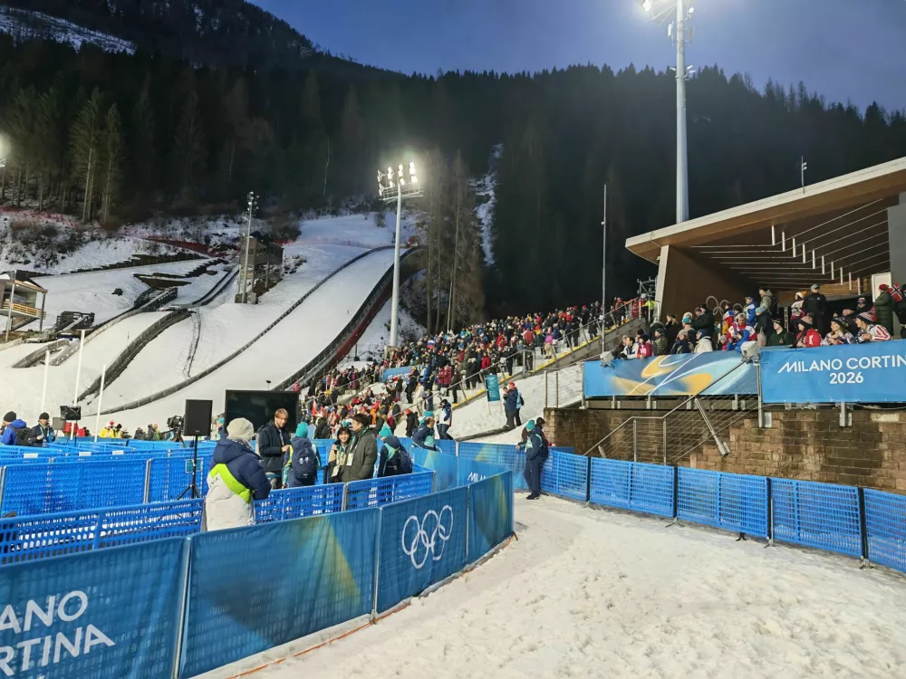 Polne tribune pred začetkom skokov v Predazzu, kjer se bo Nika Prevc borila za zlato. 