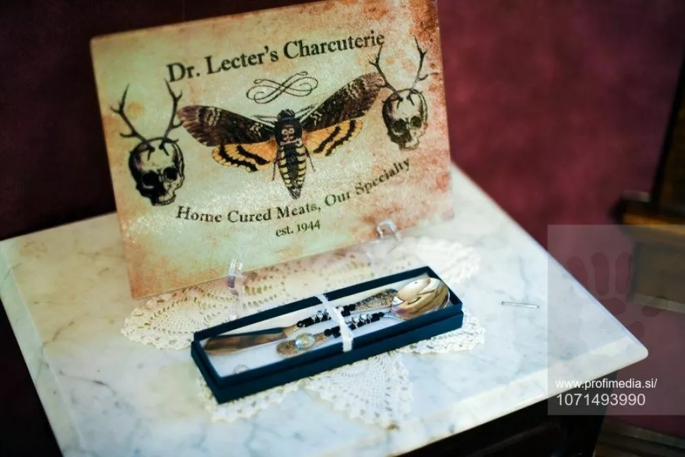 V hi&scaron;i so tudi predmeti v lasti fiktivnega lika Hannibala Lecterja. 