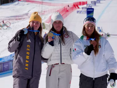 08 February 2026, Italy, Cortina d'Ampezzo: (L-R)&nbsp;Germany's silver-medallist Emma Aicher, US' gold-medallist Breezy Johnson and Italy's bronze-medallist Sofia Goggia celebrate after the Women's Downhill Alpine Skiing competition during the 2026 Winter Olympic Games Milan-Cortina. Photo: Michael Kappeler/dpa