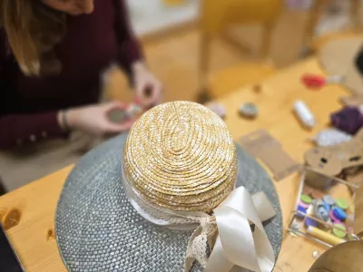 Pod budnim očesom mentoric so dijakinje postopoma &scaron;ivale, sestavljale in okra&scaron;evale svoja slamnata pokrivala.