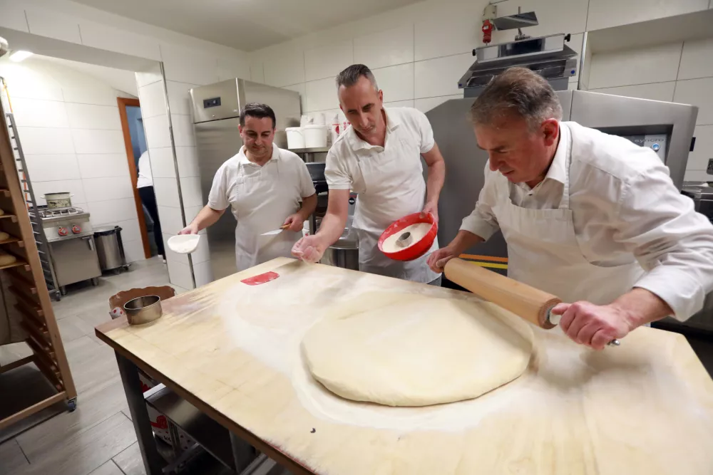 Na vrhni&scaron;kem klancu so najbolj&scaron;i krofi, ljudje čakajo tudi po dve uri